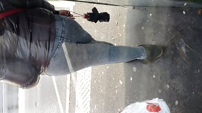 Fina guzica koja voli crni kurac je dobivanje malo na sofi